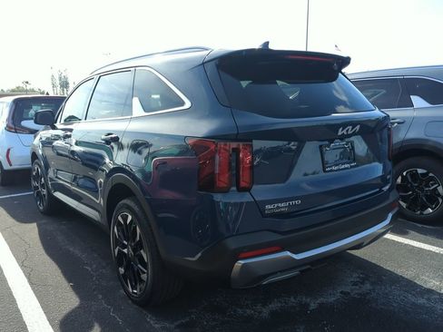Certified 2025 Kia Sorento EX image 9