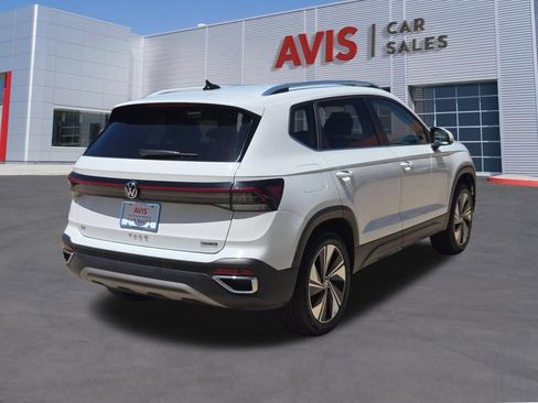 Used 2025 Volkswagen Taos SE AWD/4WD image 6