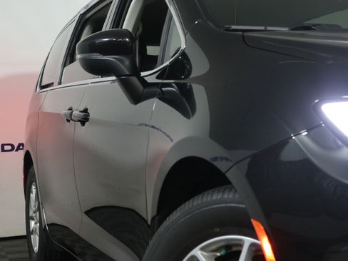 Used 2023 Chrysler Pacifica Touring-L image 3
