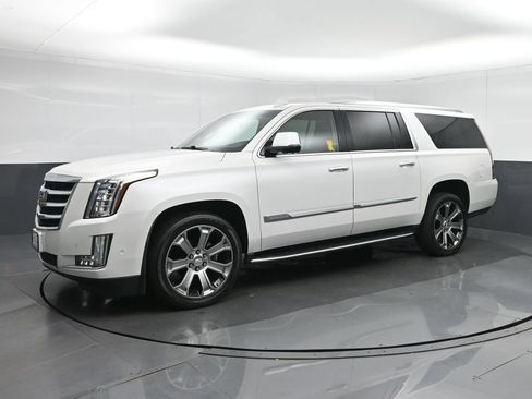 Used 2019 Cadillac Escalade ESV Luxury AWD/4WD image 3