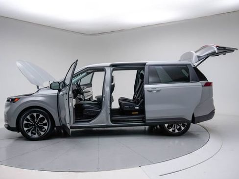 Used 2022 Kia Carnival EX FWD image 18