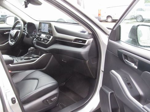 Certified 2022 Toyota Highlander XLE image 18