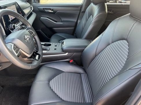 Used 2023 Toyota Highlander XSE FWD image 11