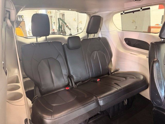 Used 2017 Chrysler Pacifica Touring-L Plus w/ Tire & Wheel Group FWD image 28