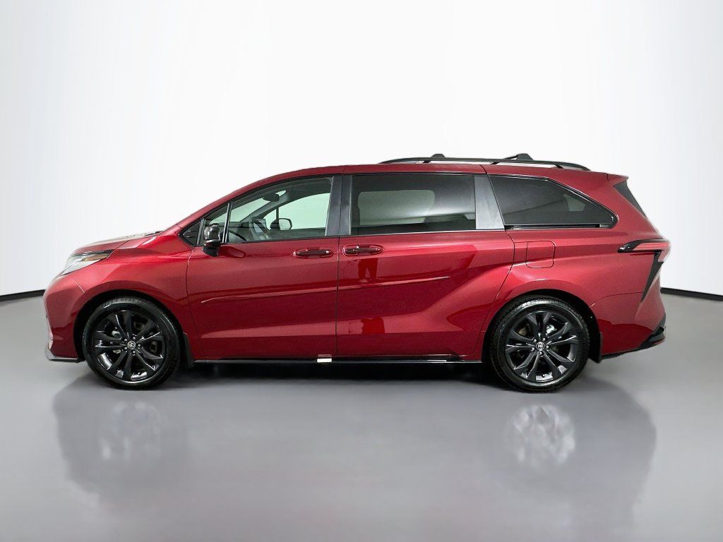 Used 2026 Toyota Sienna XSE FWD image 8