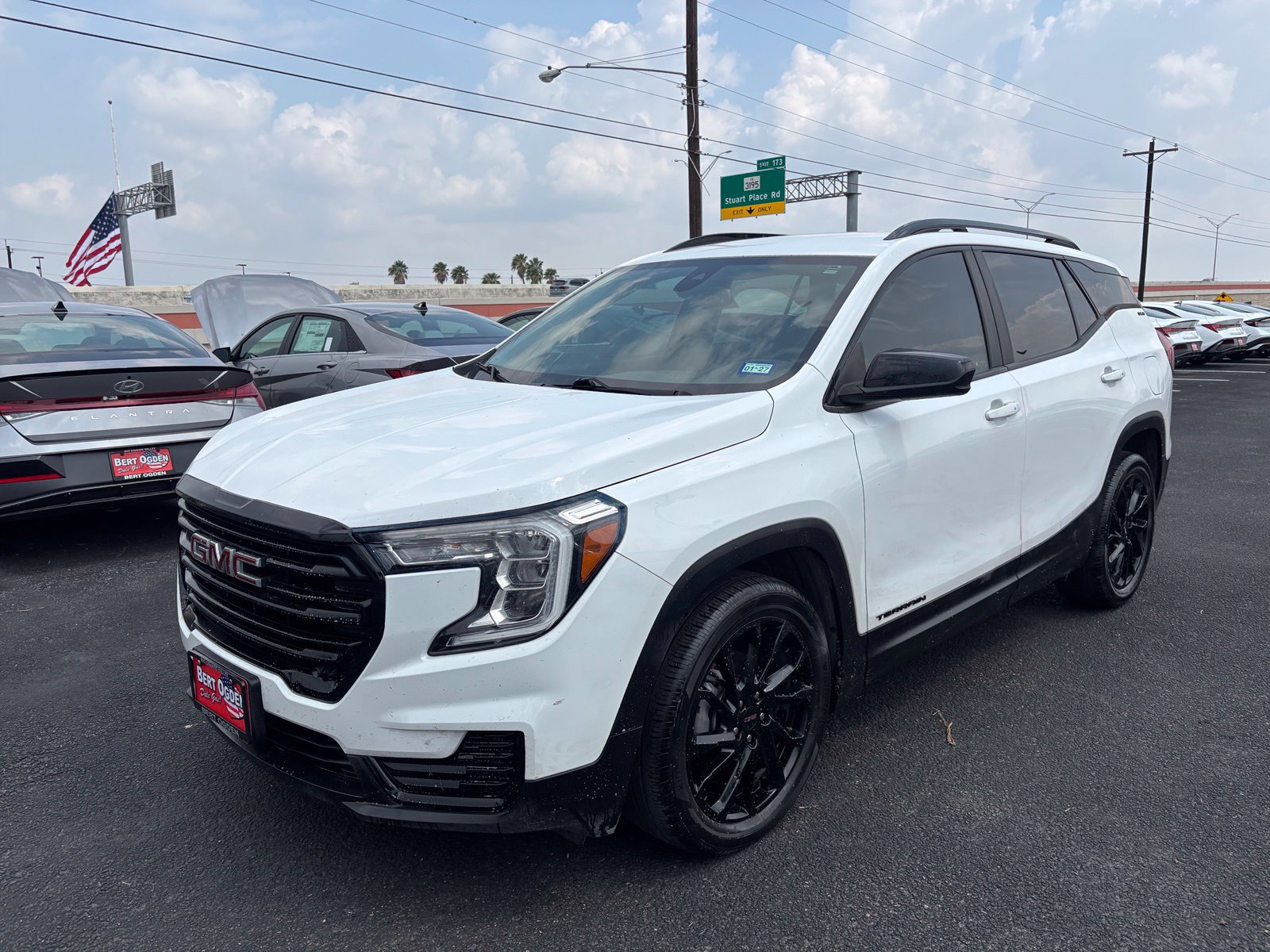 Used 2024 GMC Terrain SLE w/ Driver Convenience Package FWD image 3