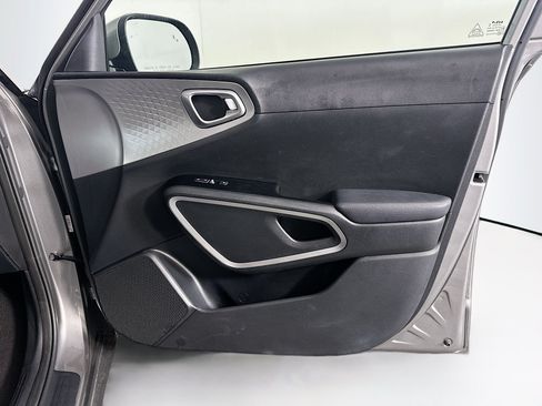 Used 2025 Kia Soul LX w/ LX Technology Package FWD image 31