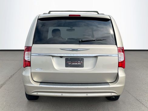 Used 2014 Chrysler Town & Country Touring image 6