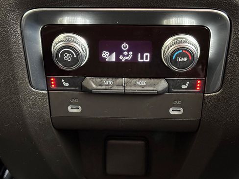 Used 2024 GMC Yukon XL AT4 w/ Technology Package AWD/4WD image 34