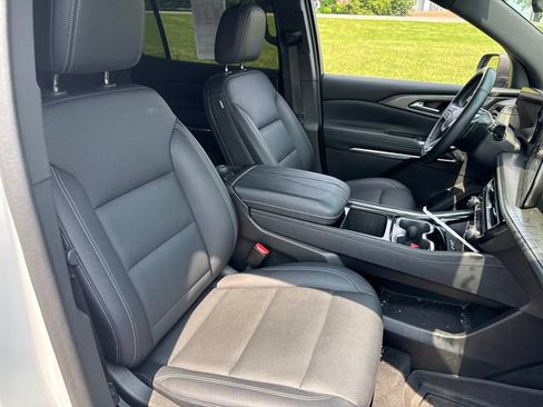 Used 2025 Chevrolet Traverse LT w/ Sun and Wheel Package AWD/4WD image 13