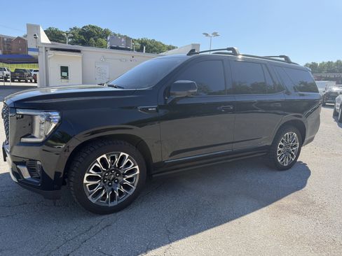 Used 2023 GMC Yukon Denali Ultimate AWD/4WD image 3