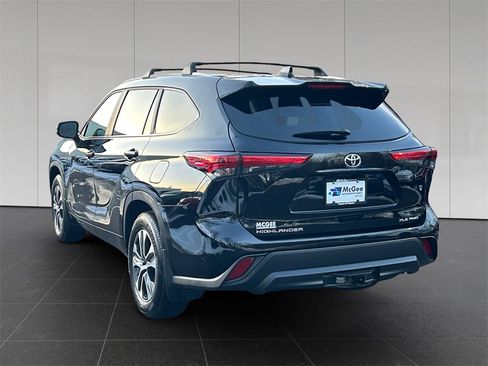 Used 2023 Toyota Highlander XLE image 3