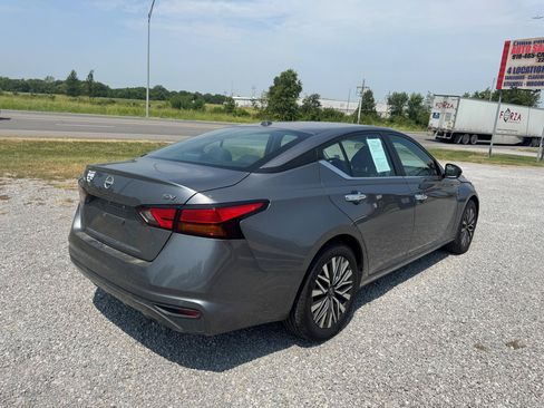 Used 2024 Nissan Altima 2.5 SV FWD image 3
