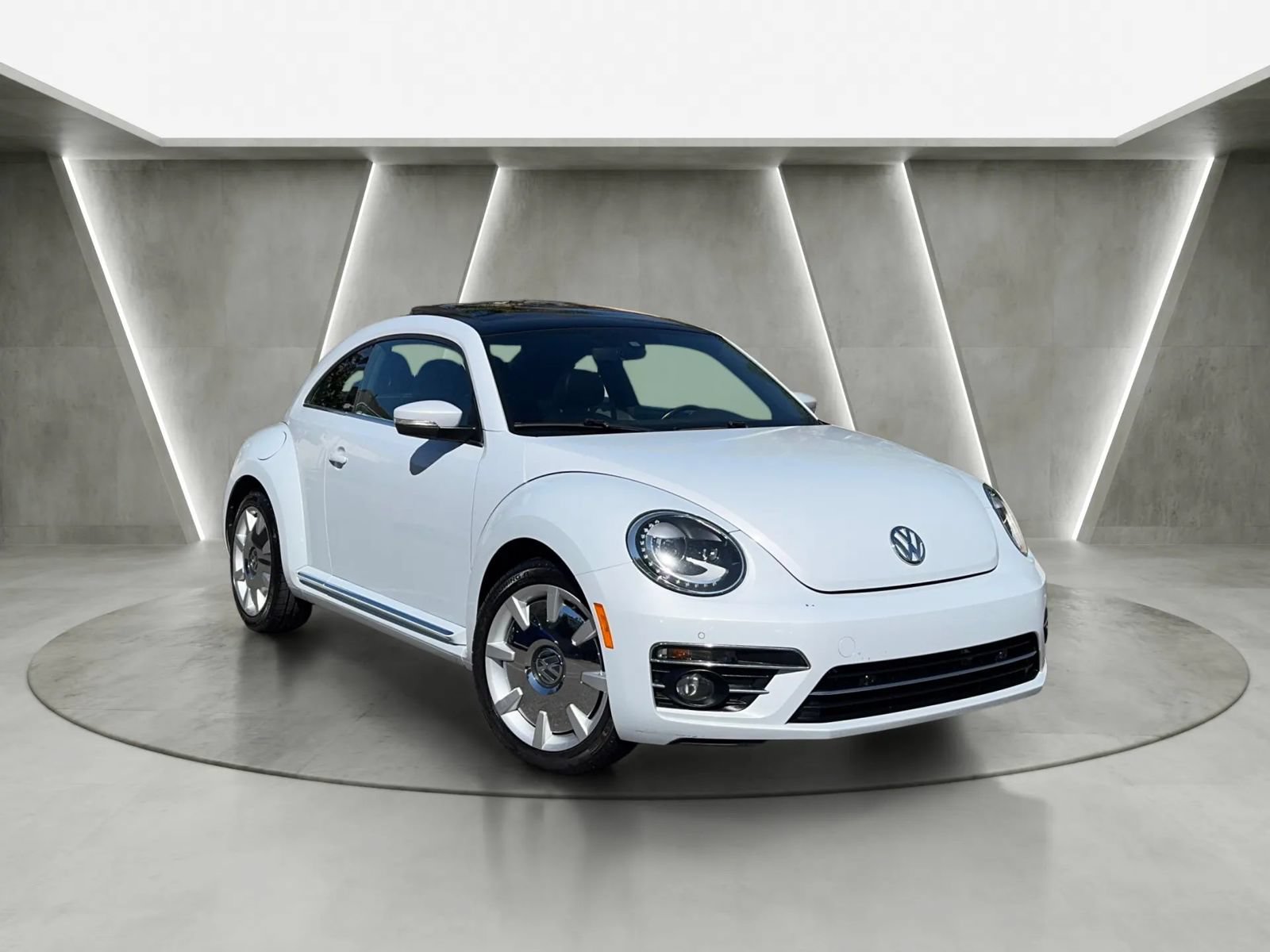 Used 2018 Volkswagen Beetle 2.0T SE w/ SE Premium Package FWD image 1