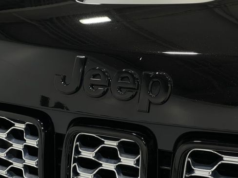 Used 2019 Jeep Grand Cherokee Altitude image 38