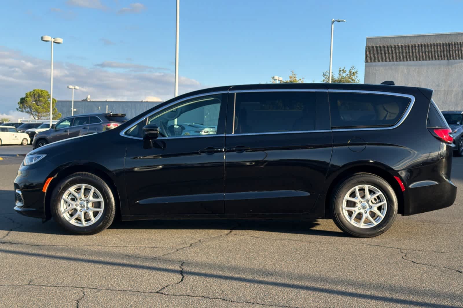 Used 2024 Chrysler Pacifica Touring-L FWD image 9