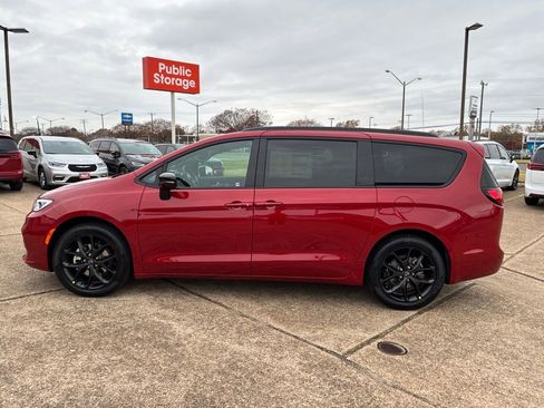 New 2026 Chrysler Pacifica Select w/ S Appearance Package FWD image 2