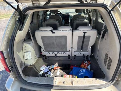 Used 2005 Chrysler Town & Country Touring w/ Leather Interior Group FWD image 26