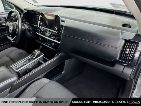 Certified 2025 Nissan Pathfinder SV image 29