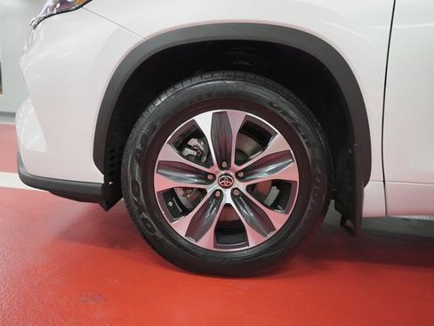 Certified 2022 Toyota Highlander XLE image 31