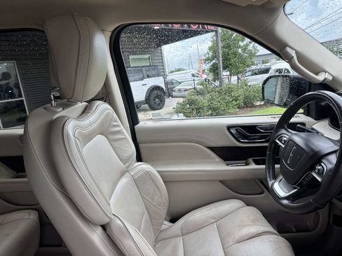 Used 2019 Lincoln Navigator Select RWD image 11