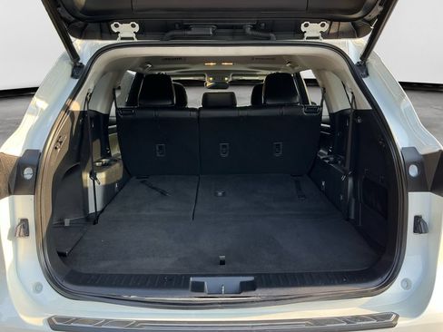 Used 2021 Toyota Highlander XLE AWD/4WD image 17