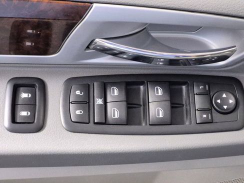 Used 2009 Chrysler Town & Country Touring FWD image 15