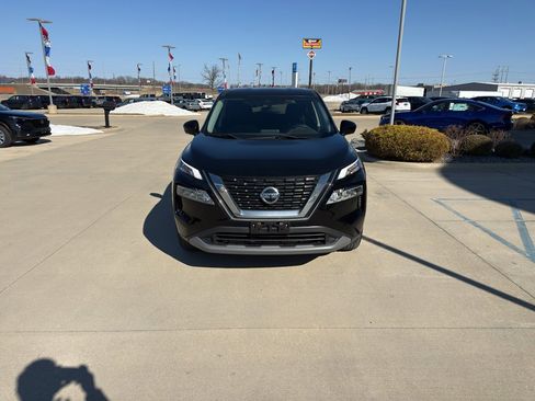 Used 2021 Nissan Rogue SV image 2