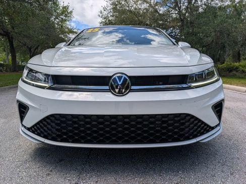 Used 2025 Volkswagen Jetta SE image 2