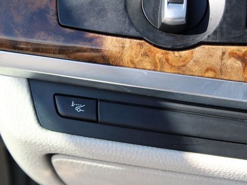 Used 2014 BMW 750Li xDrive image 25