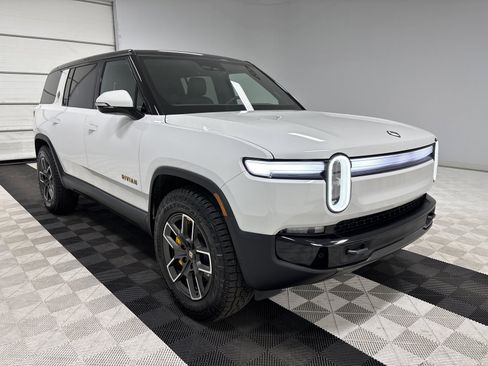 Used 2025 Rivian R1S Premium image 7