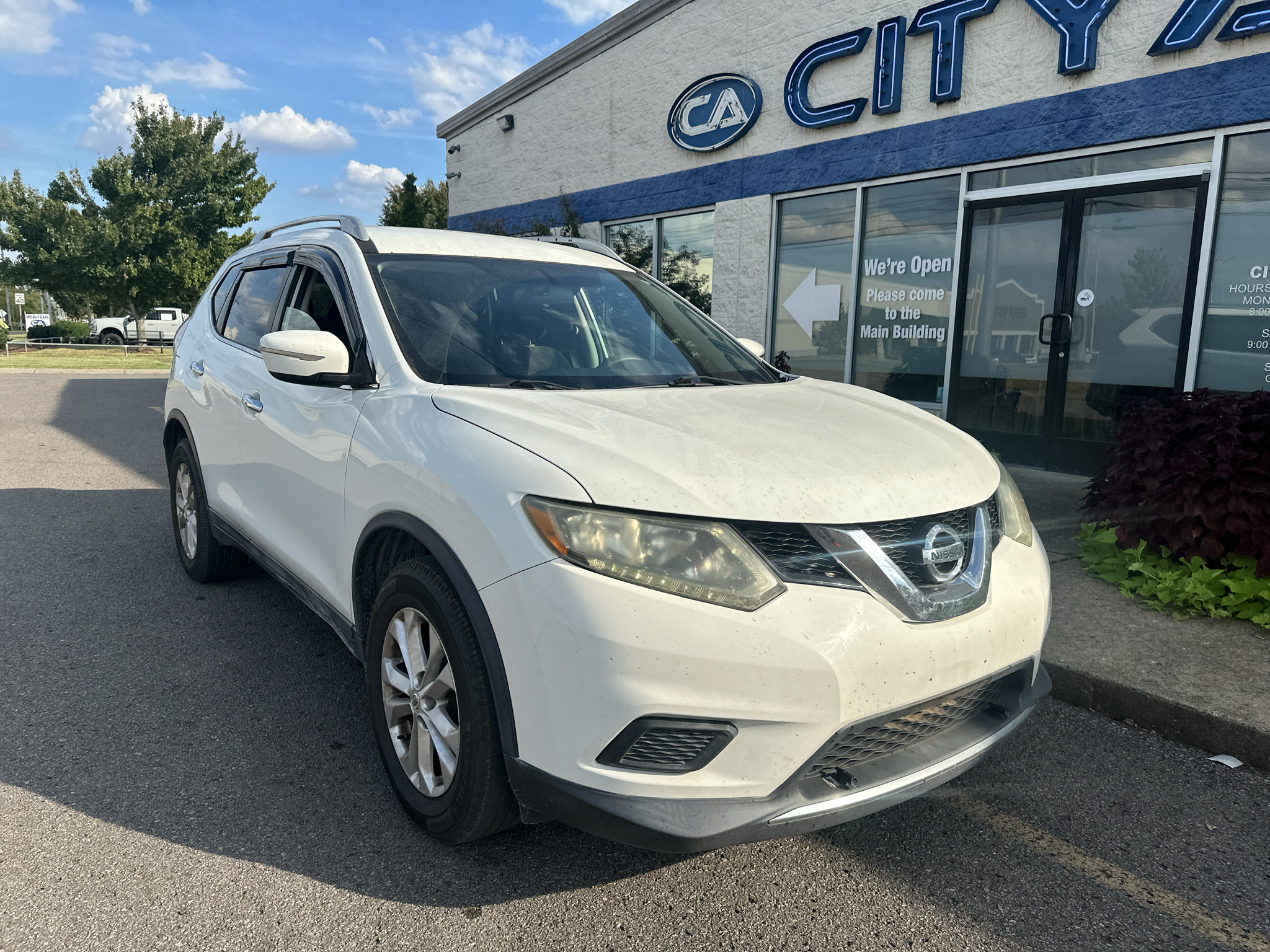 Used 2015 Nissan Rogue SV FWD image 2