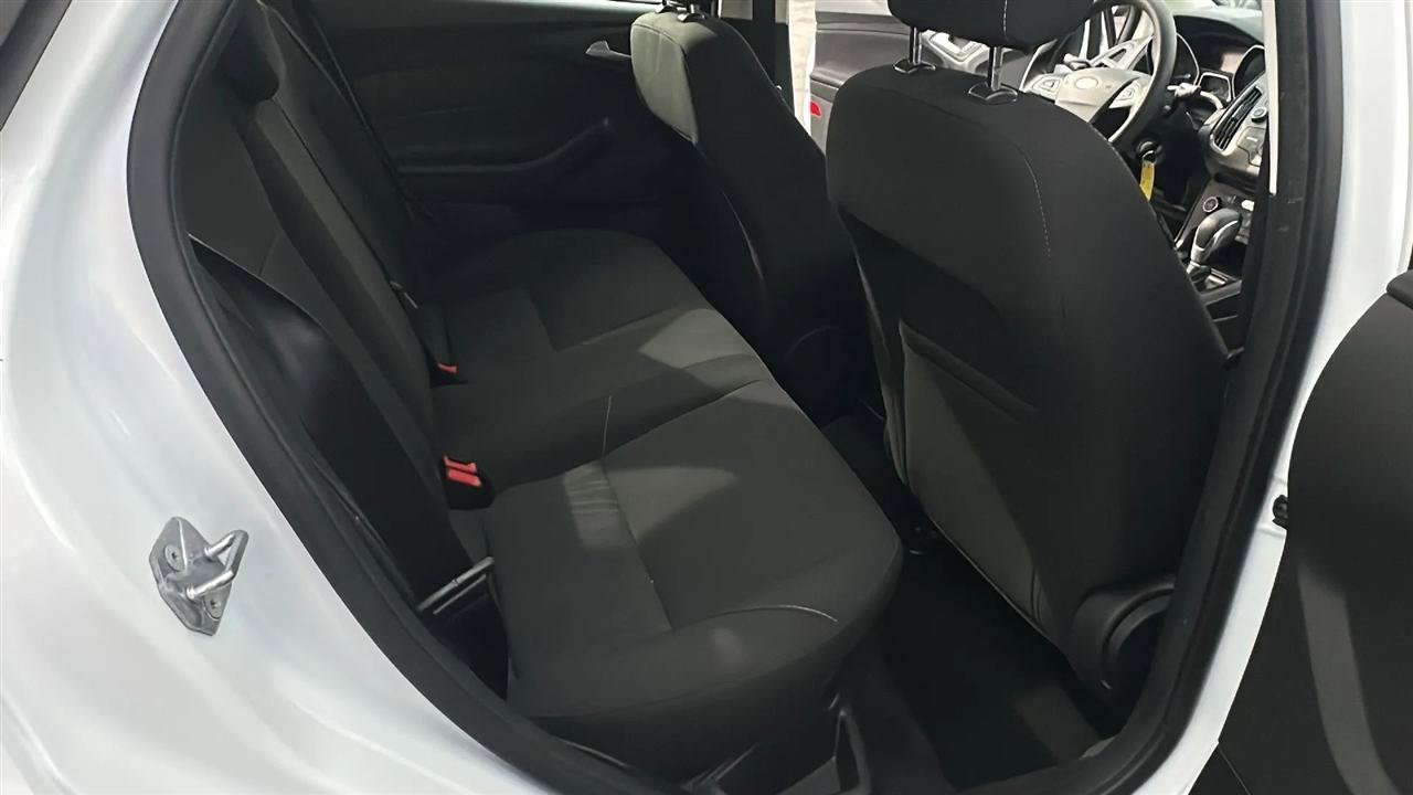 Used 2018 Ford Focus SE w/ SE Appearance Package FWD image 30
