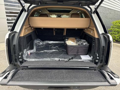 New 2026 Land Rover Range Rover SV AWD/4WD image 6