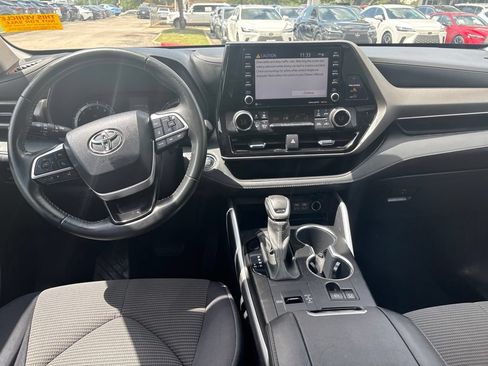 Used 2022 Toyota Highlander LE FWD image 18
