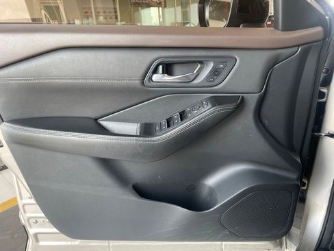 Certified 2022 Nissan Rogue SL w/ SL Premium Package AWD/4WD image 9