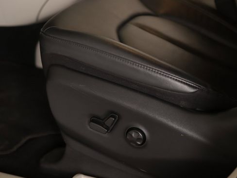 Used 2024 Chrysler Pacifica Touring-L image 19