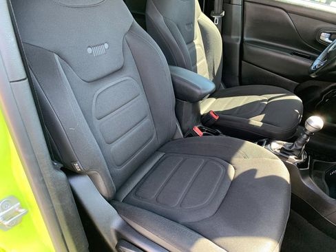 Used 2017 Jeep Renegade Altitude AWD/4WD image 40