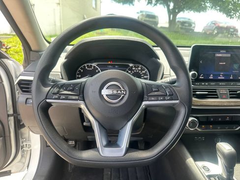 Used 2025 Nissan Altima 2.5 SV FWD image 15