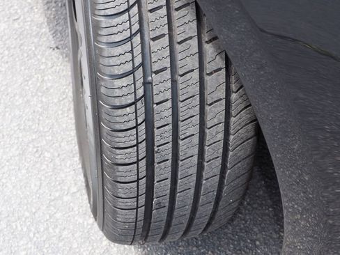 Used 2024 Chrysler Pacifica Touring-L FWD image 10