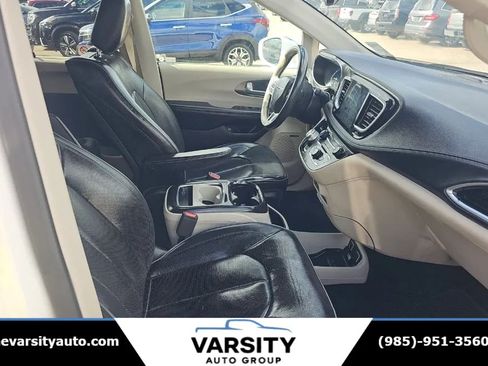 Used 2018 Chrysler Pacifica Limited w/ Advanced Safetytec Group FWD image 6