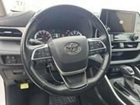 Used 2023 Toyota Highlander LE image 8