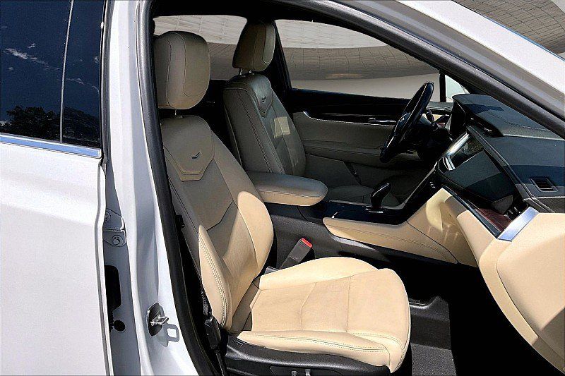 Used 2018 Cadillac XT5 Luxury w/ Driver Awareness Package FWD image 6
