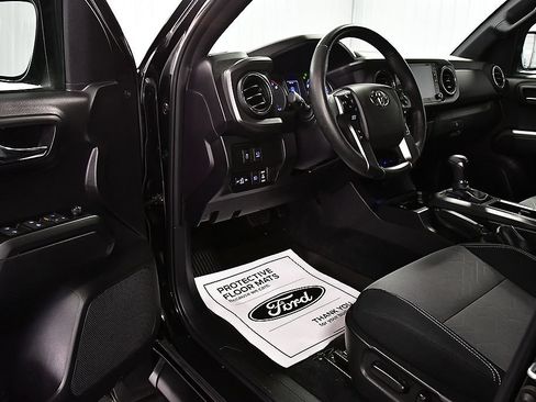 Used 2023 Toyota Tacoma TRD Off-Road w/ Advanced Technology Package AWD/4WD image 17