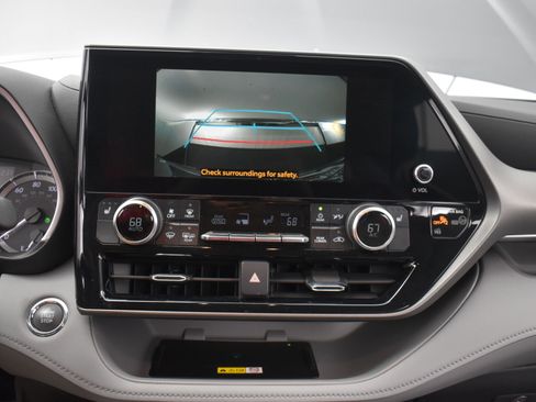 Used 2023 Toyota Highlander XLE FWD image 16