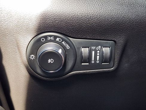 Used 2024 Jeep Compass Latitude w/ Sun and Sound Group image 31