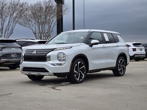 Used 2024 Mitsubishi Outlander SE image 2