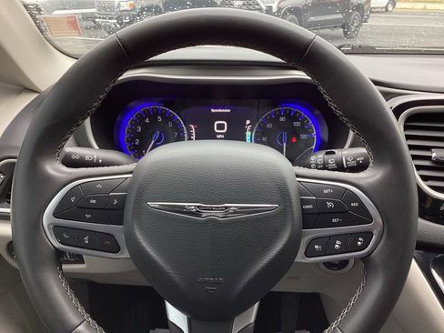 Used 2023 Chrysler Pacifica Touring-L FWD image 32