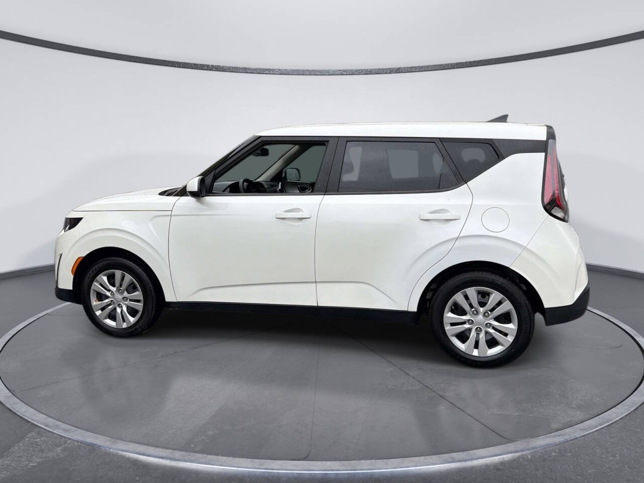 Used 2023 Kia Soul LX FWD image 2