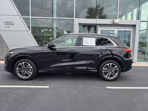 Certified 2025 Audi Q5 Prestige AWD/4WD image 2
